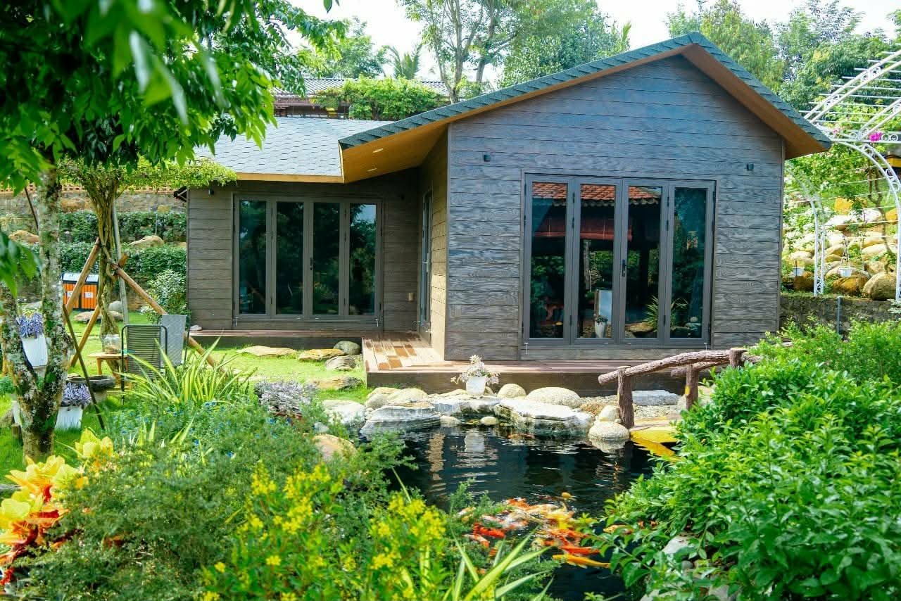 Nhà lớn nhìn ra hồ