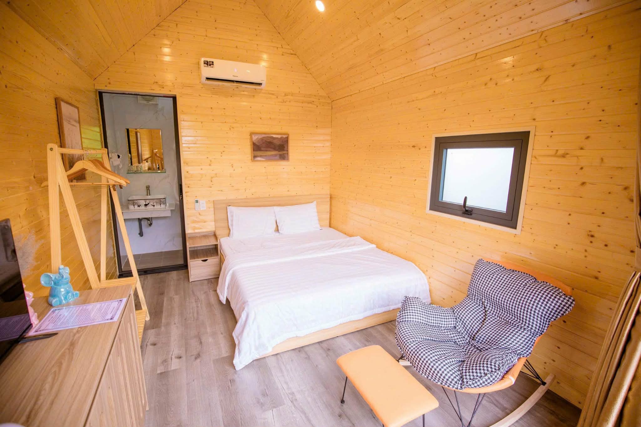 Cabin tam giác trong khu vườn Lakeview Farm