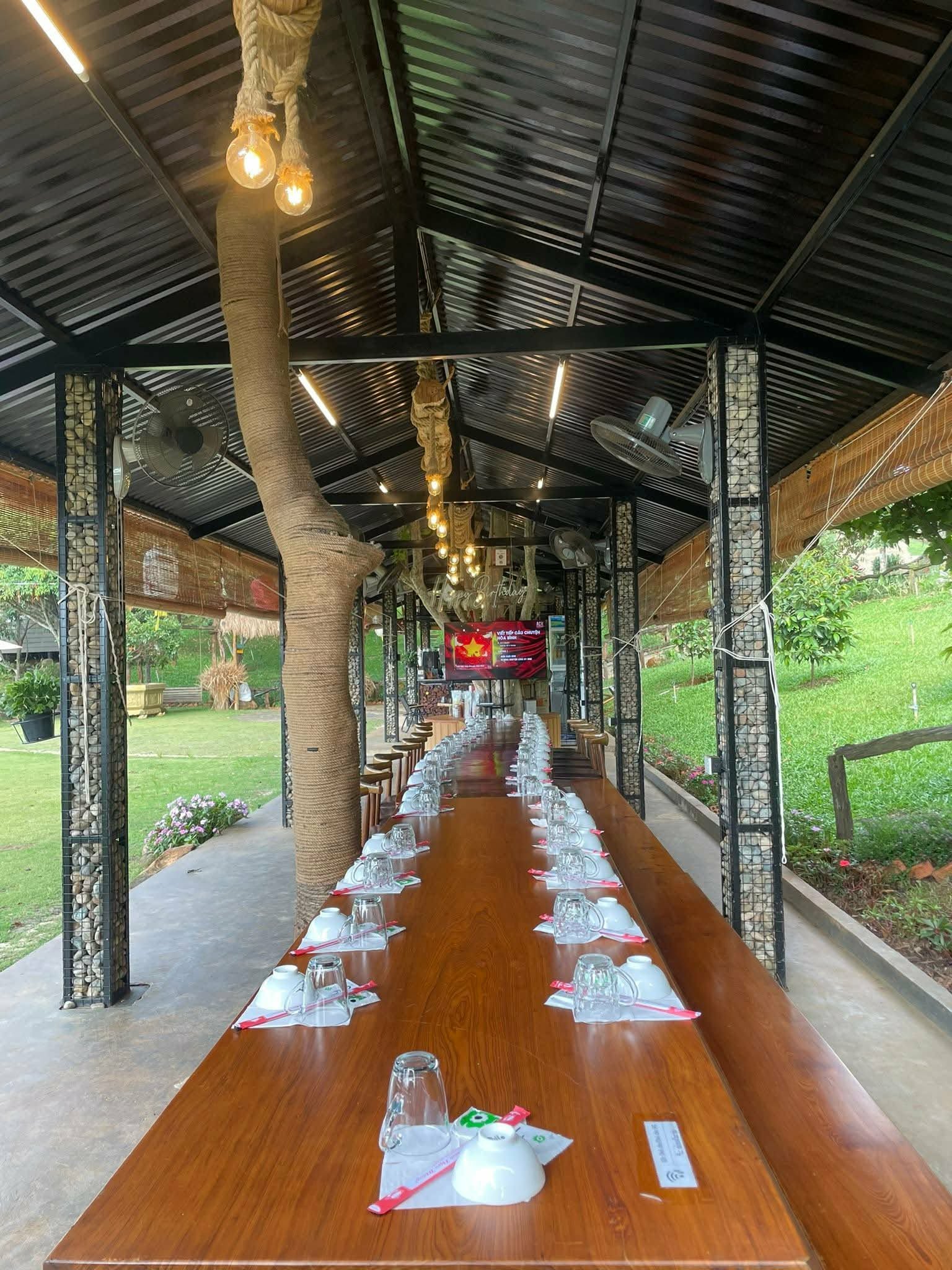 Khu ăn uống ngoài trời mái lá