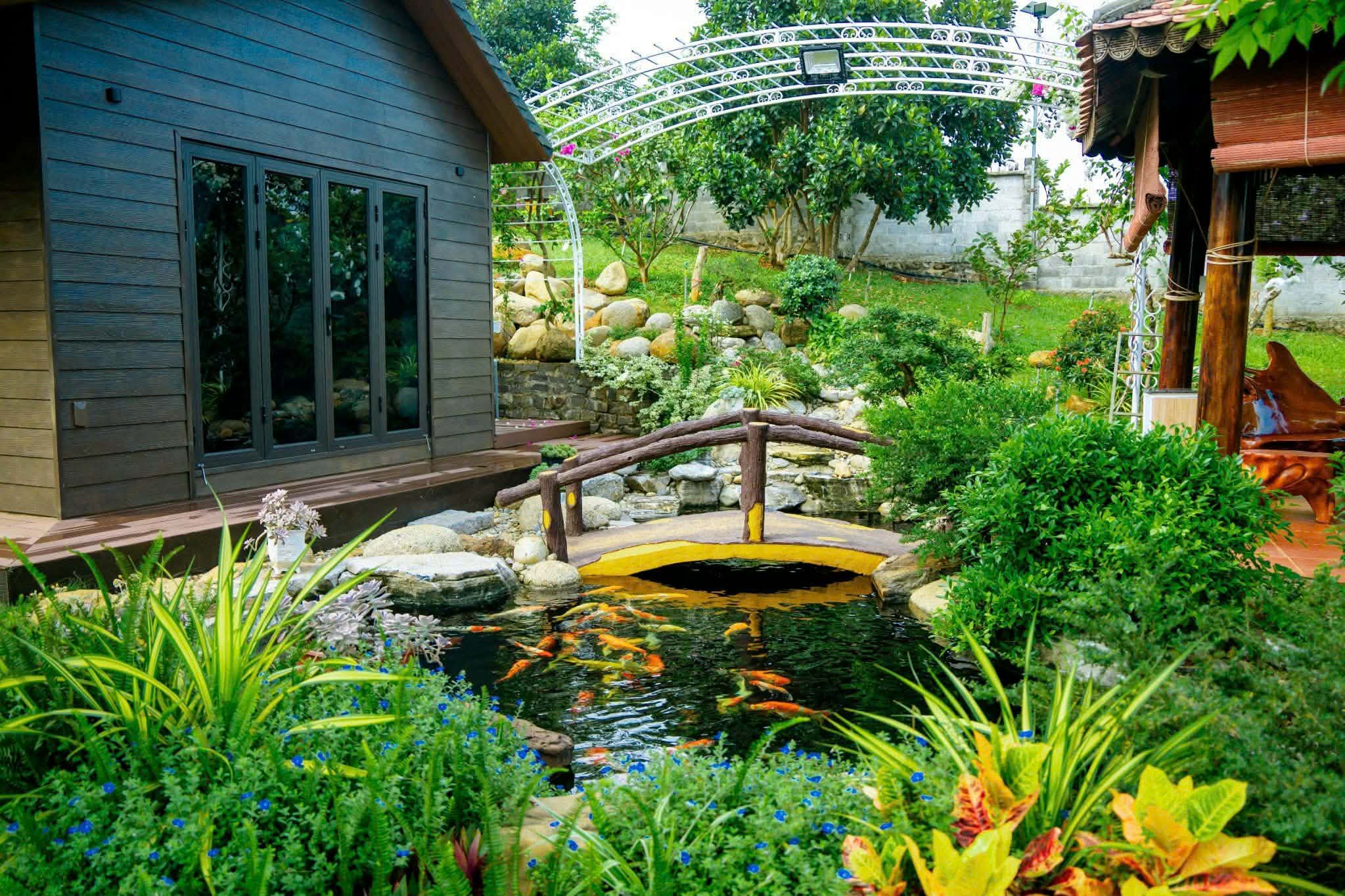 Nhà gỗ bên hồ cá Koi