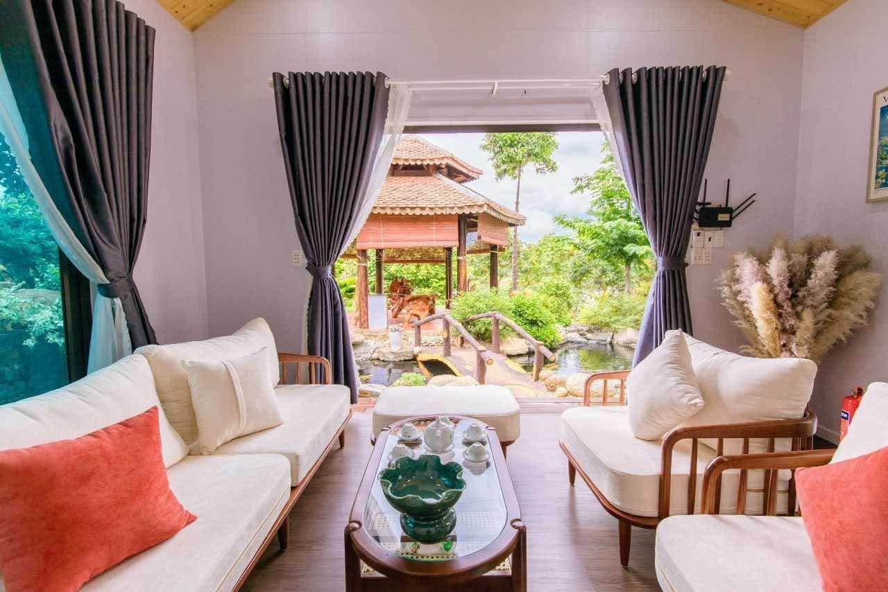 Phòng sinh hoạt chung với sofa trắng