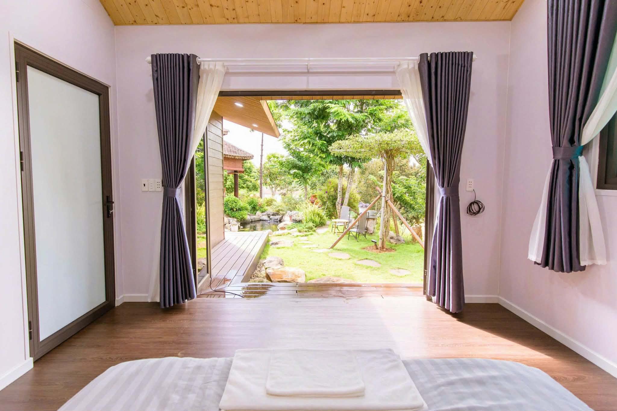 Cabin tam giác trong khu vườn Lakeview Farm