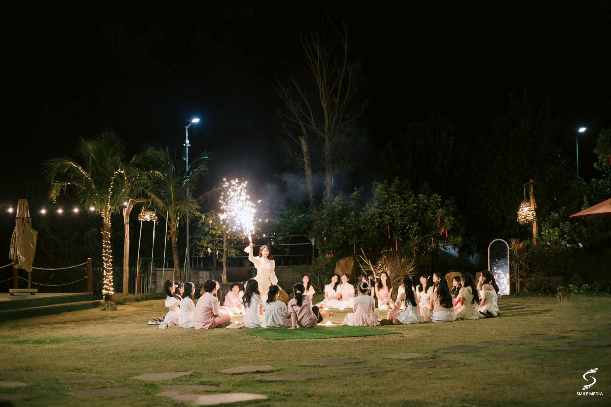 Xích đu gỗ giữa bãi cỏ