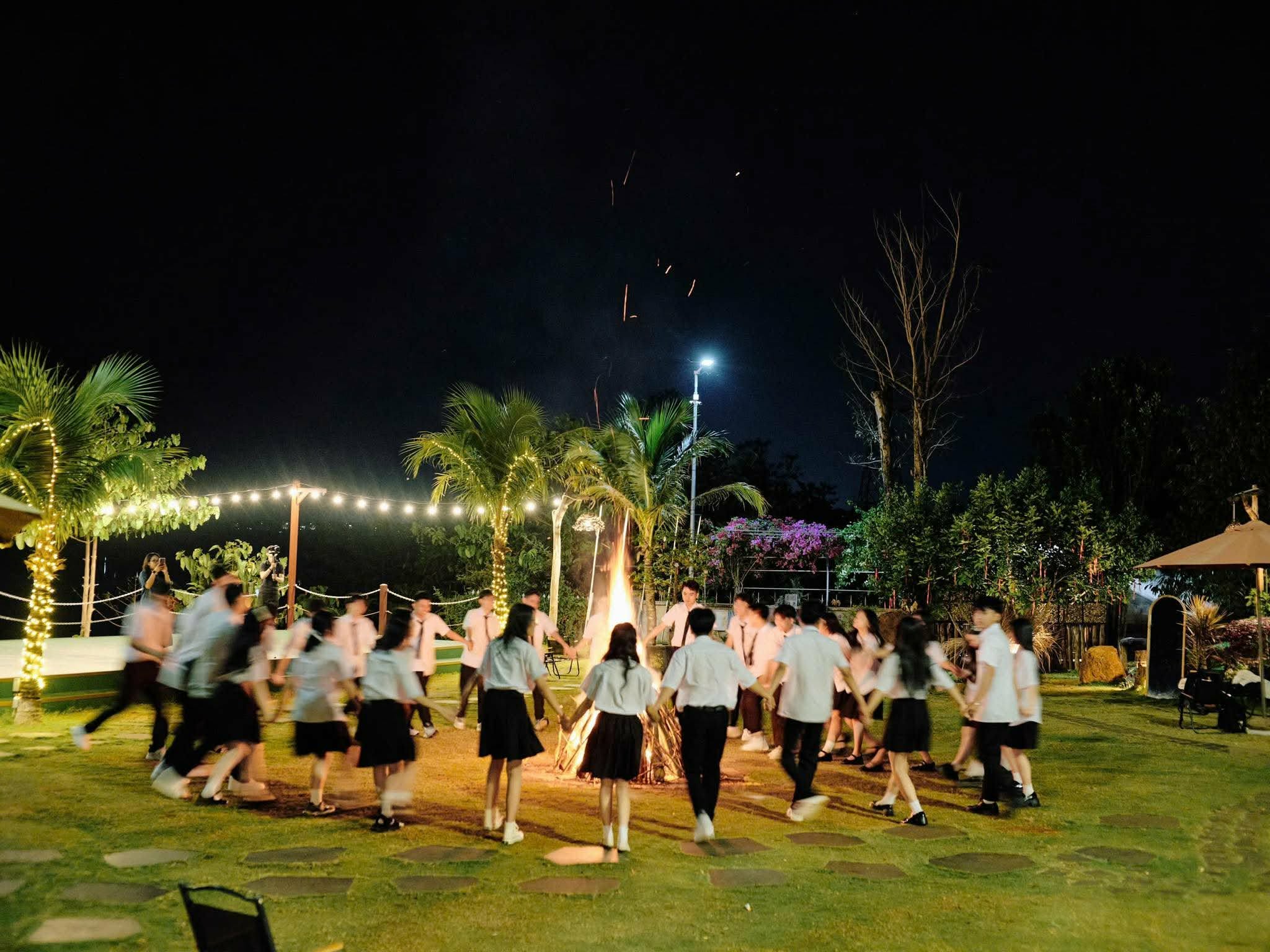 Bồn hoa và cây cối xanh mát