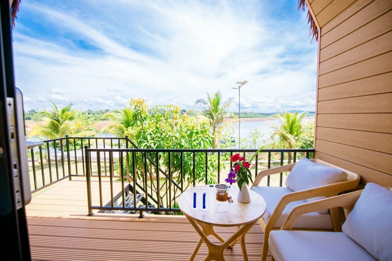 Cabin mở cửa nhìn ra vườn